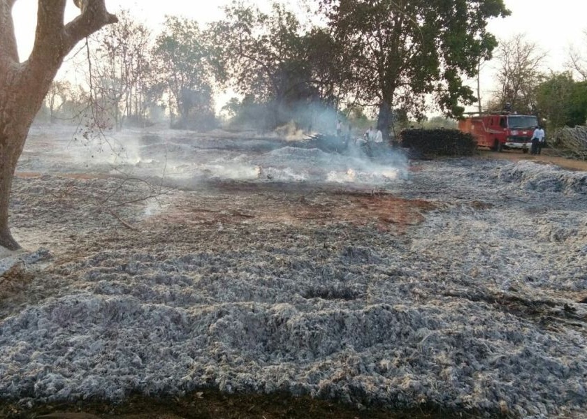 Naxalites burnt fire depot in Gadchiroli; Forecasted losses of 1.5 crores | गडचिरोलीत नक्षलवाद्यांनी जाळला लाकूड डेपो; दीड कोटींच्या नुकसानाचा अंदाज