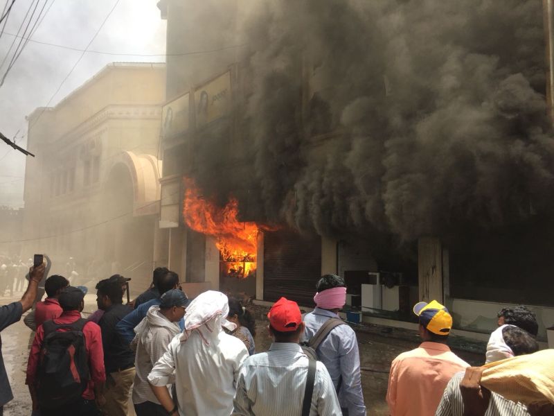Govardhanath Haveli fire in Amravati; Four shops burnt | अमरावतीमधील गोवर्धननाथ हवेलीला आग; चार दुकाने जळून खाक