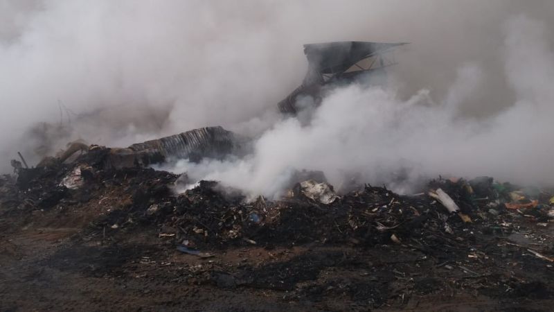 A severe fire in Scrab Godown in Ballarpur taluka of Chandrapur district; No lien | चंद्रपूर जिल्ह्यातील बल्लारपूर तालुक्यात स्क्रब गोडाऊनला भीषण आग; जिवीतहानी नाही