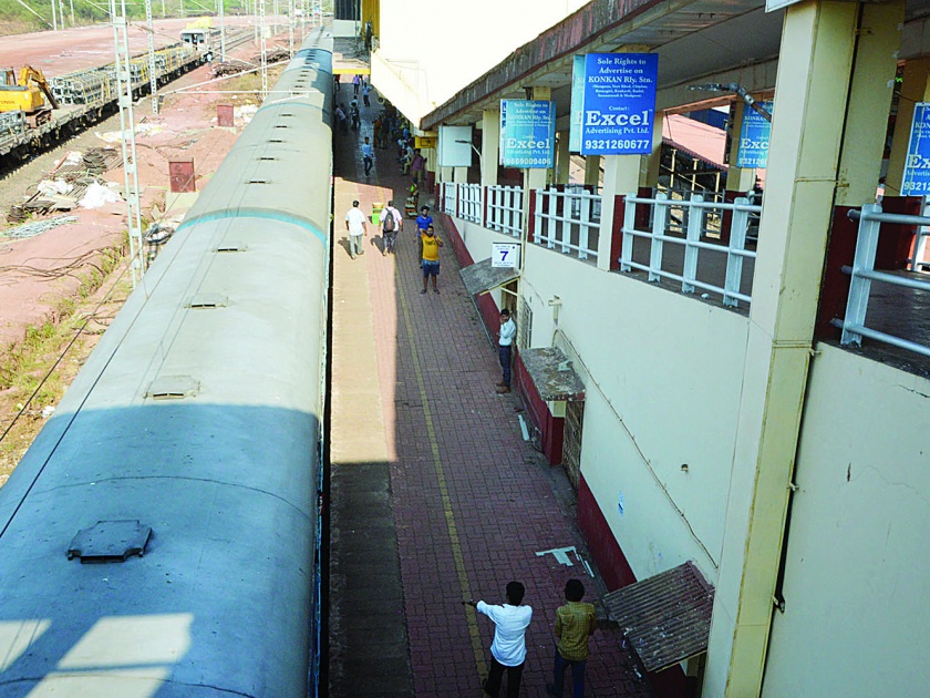 Train passengers at Ratnagiri railway station | corona virus-रत्नागिरी रेल्वे स्थानकावर प्रवासी बिनधास्त