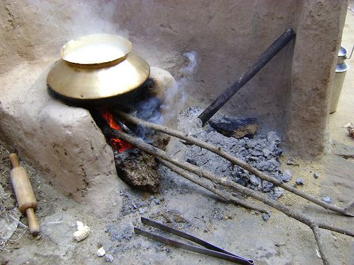 Chulha from Gadchiroli village burnt again; Cylinder out of reach | गडचिरोलीतील खेड्यातल्या चुली पुन्हा पेटल्या; सिलेंडर आवाक्याबाहेर