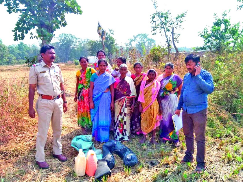 Women of Nagpur District find out liquor | नागपूर जिल्ह्यात दारुविक्रेत्याच्या घरी जाऊन महिलांनी पकडली दारू