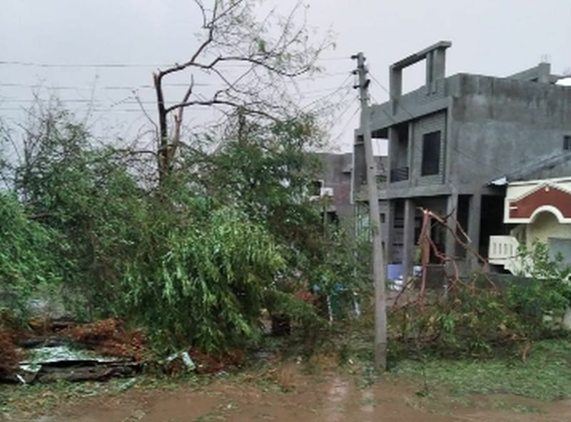 Eight people were injured as houses collapsed | घरांची पडझड झाल्याने आठजण जखमी