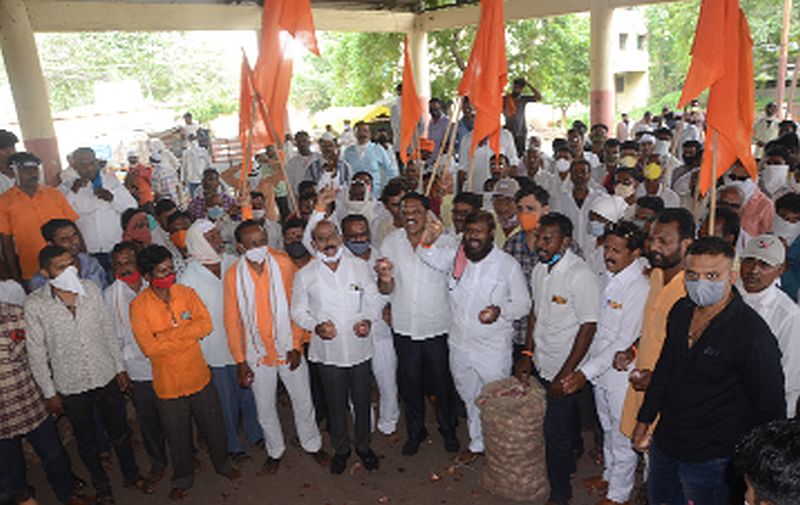 Congress, Shiv Sena on the streets against the Center | केंद्राच्या विरोधात कॉँग्रेस, शिवसेना रस्त्यावर