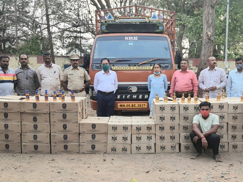20 lakh liquor seized with tempo at Ajra | आजरा येथे टेम्पोसह २० लाखांचा मद्यसाठा जप्त