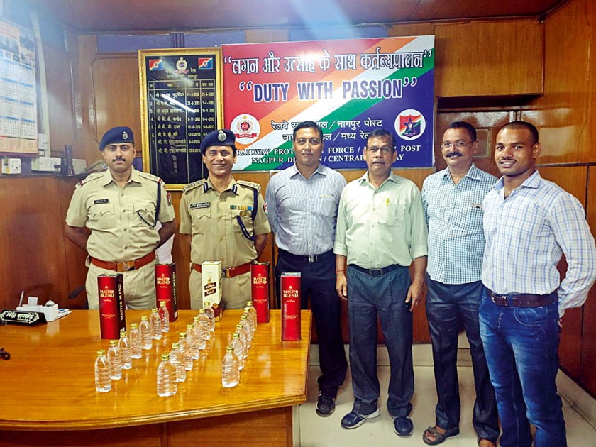 Bilaspur-Ernakulam express smuggled liquor | बिलासपूर-एर्नाकुलम एक्स्प्रेसमध्ये दारूची तस्करी
