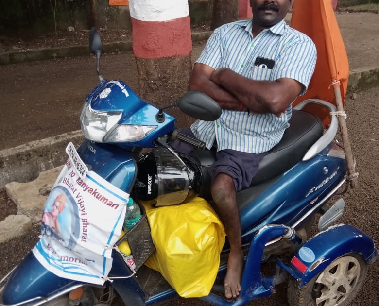 Divyang Thangaraja travels on a two wheeler to India | दिव्यांग थांगराजा यांची दुचाकीवरून भारत परिक्रमा
