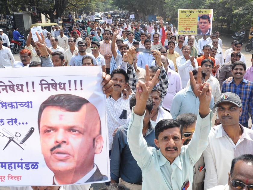 A rally on the street, District Collectorate, against the Nuclear Society Chief Ministers of Kolhapur district | कोल्हापूर जिल्ह्यातील नाभिक समाज मुख्यमंत्र्यांविरोधात रस्त्यावर, जिल्हाधिकारी कार्यालयावर मोर्चा
