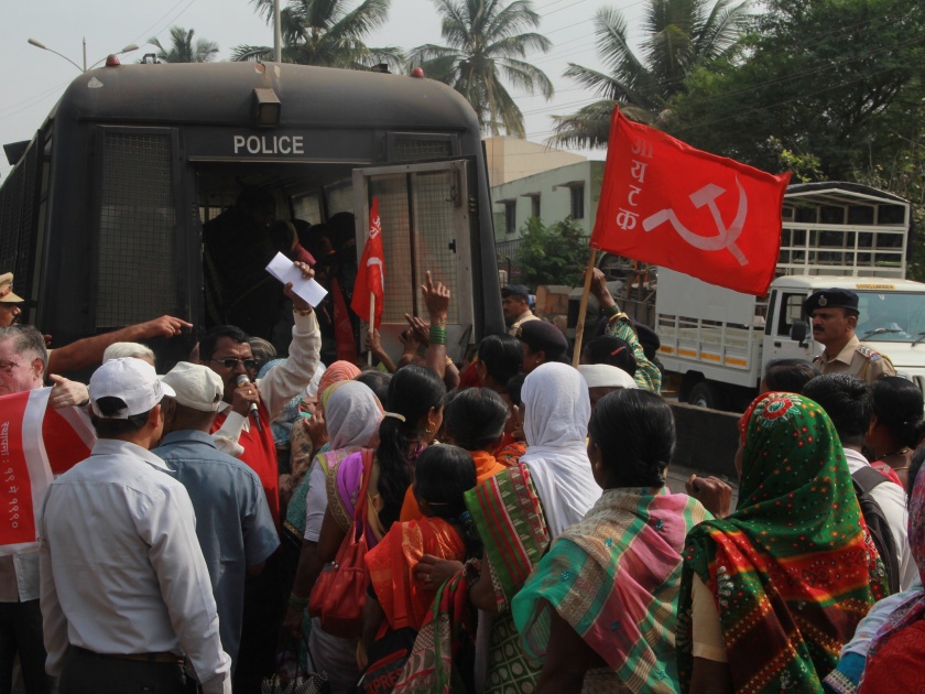    Kolhapur: A preventive measure of the health workers, the police arrested the protesters | कोल्हापूर : आरोग्य परिचरांचा मोर्चा अडविला, पोलिसांनी आंदोलकांना घेतले ताब्यात