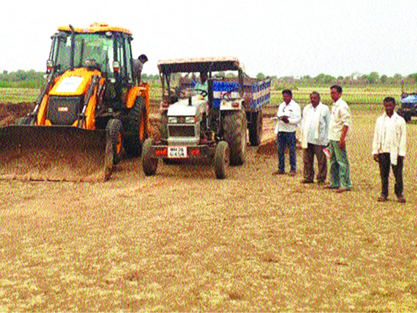 2100 brass extract; 'Sujlam-Suffalam' Buldhana campaign helps farmers! | २१०० ब्रास गाळाचा उपसा; ‘सुजलाम-सुफलाम’ बुलडाणा अभियानाला शेतक-यांचा हातभार!