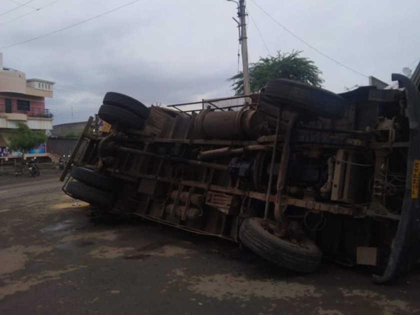 One killed as truck overturns | ट्रक पटली होवुन एकाचा मृत्यू