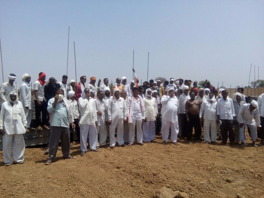 Work of the new Andura project stopped by farmers | शेतकऱ्यांनी बंद  पाडले नया अंदुरा प्रकल्पाचे काम; प्रकल्पस्थळीच उपोषणास प्रारंभ