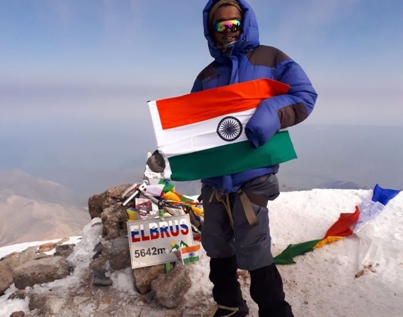 Akot's disable youth treck on Mount Elbrus in Russia | अकोटच्या दिव्यांग धीरजने रशियामधील माउंट एलब्रुसवर फडकविला तिरंगा