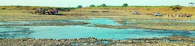 Thousands of brass sand, gravel mining from the Tapi river | तापी नदीतून हजारो ब्रास रेती, बजरीचे खनन