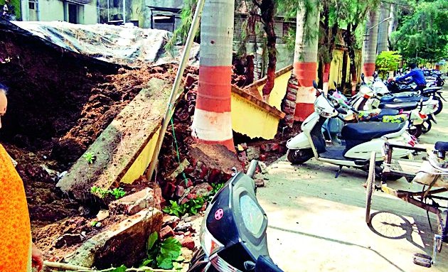 LIC office wall collapses on month | एलआयसी कार्यालयाची भिंत कोसळून ओलांडला महिना
