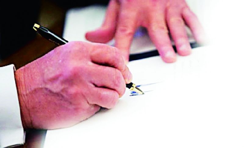 Blue ink pen binding for signature | स्वाक्षरीसाठी निळ्या शाईचा पेन बंधनकारक