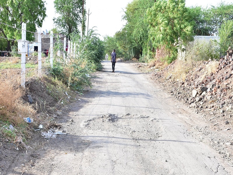 Katwan Khandoba road work | काटवन खंडोबा रस्त्याचे काम रखडले