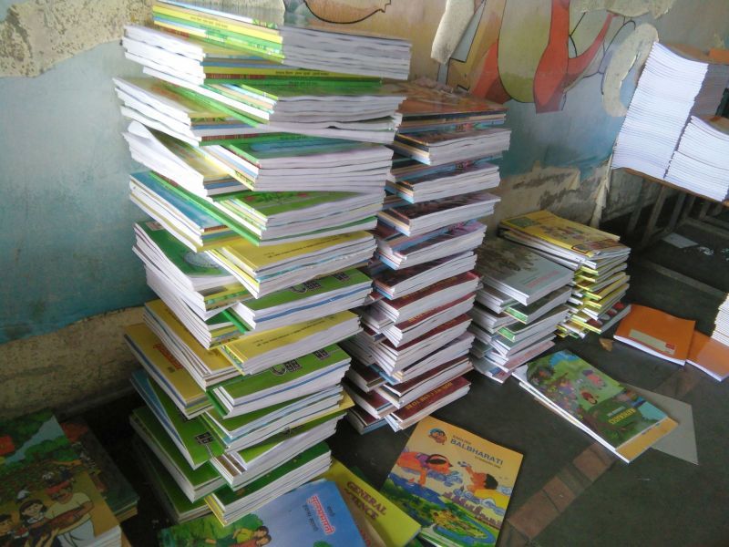 One hundred percent supply of books in Nashik division; Distribution of 86 lakh 87 thousand 957 copies under overall education | नाशिक विभागात शंभर टक्के पुस्तक पुरवठा; समग्र शिक्षांतर्गत ८६ लाख ८७ हजार ९५७ प्रतींचे वितरण