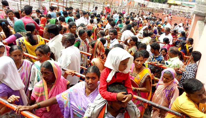 Crowds of devotees on Sunday to meet Lord Vaidyanath | प्रभू वैद्यनाथांच्या दर्शनासाठी रविवारी भाविकांची गर्दी