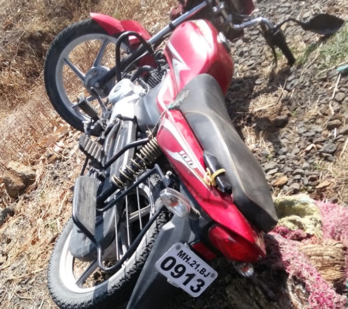 Three killed in three road accidents in Majalgaon | माजलगाव, आष्टीत तीन अपघातांत तीन ठार
