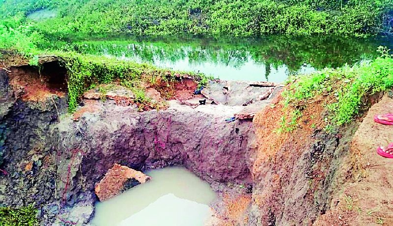 The canal of Chandpur project burst | चांदपूर प्रकल्पाचा कालवा फूटला