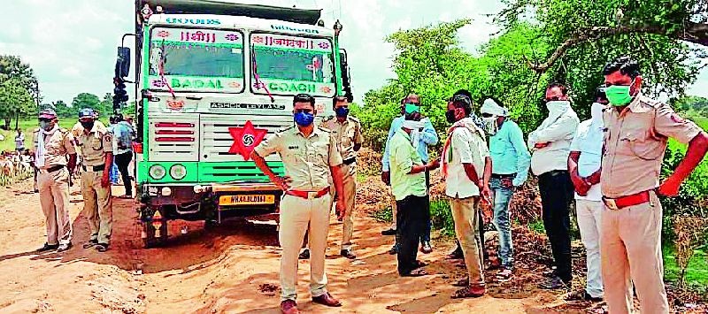 Sand trucks stopped by villagers | गावकऱ्यांनी रोखले रेतीचे ट्रक