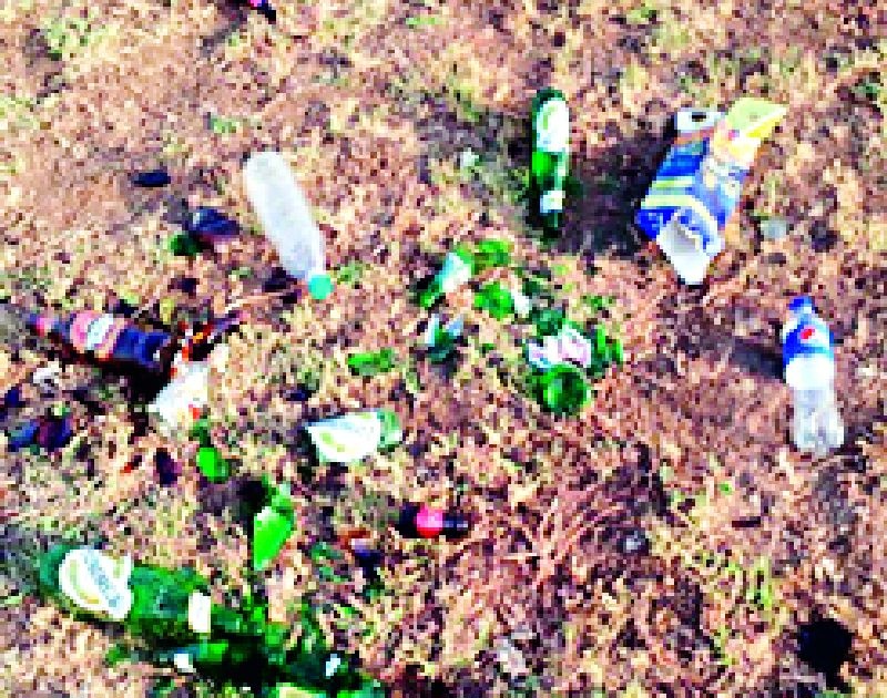  Alcoholic drinks on the open ground in Bhandara City | भंडारा शहरातील खुल्या मैदानावर रंगते मद्यपींची मैफल