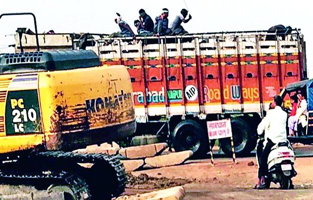 Transport of chicken bucks in the truck | ट्रकमध्ये कोंबून बोकडांची वाहतूक