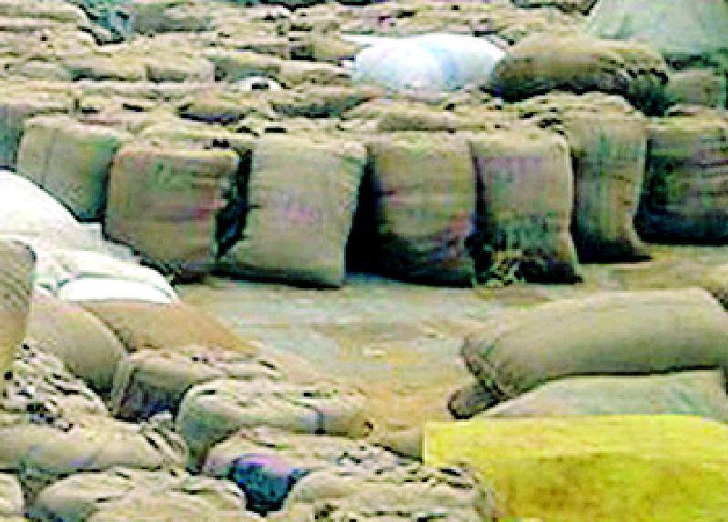 Payment of 105 crore of farmers in the district are tired | जिल्ह्यातील धान उत्पादकांचे १०५ कोटींचे चुकारे थकीत