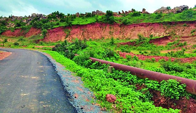 Illegal mining of mineral at Gadkumbali hill | गडकुंभली टेकडीवर खनिजांचे अवैध उत्खनन