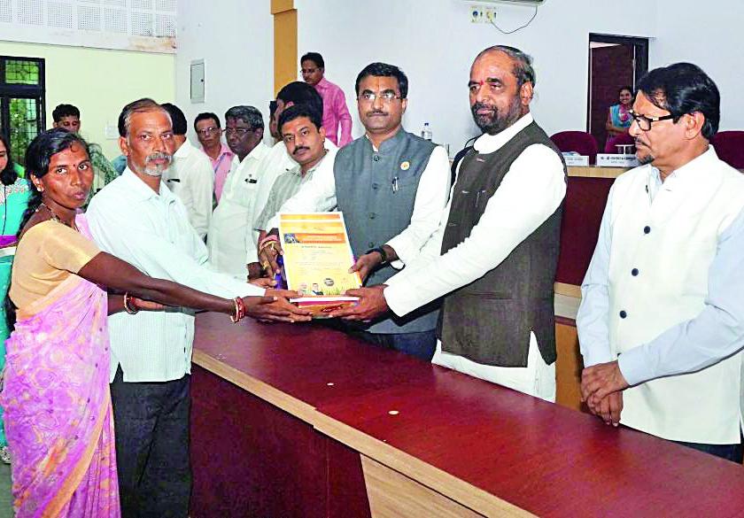 Honor by giving certificate of loan waiver to 31 farmers of the district | जिल्ह्यातील ३१ शेतकºयांना कर्जमाफी योजनेचे प्रमाणपत्र देऊन सन्मान