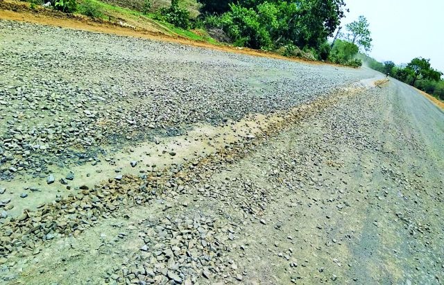 Chimur-Worora route dangerous | चिमूर-वरोरा मार्ग धोकादायक