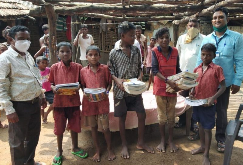 School books reached 250 km across rivers and streams | नदी, नाले पार करून २५० किलोमीटरवर पोहचवली शालेय पुस्तके