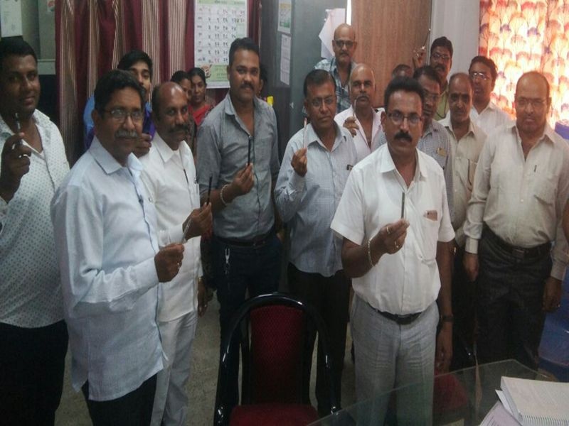 Due to closing the writings of NMC workers in Jalgaon, work jam | जळगावात मनपा कर्मचाऱ्यांच्या लेखणी बंदमुळे कामकाज ठप्प