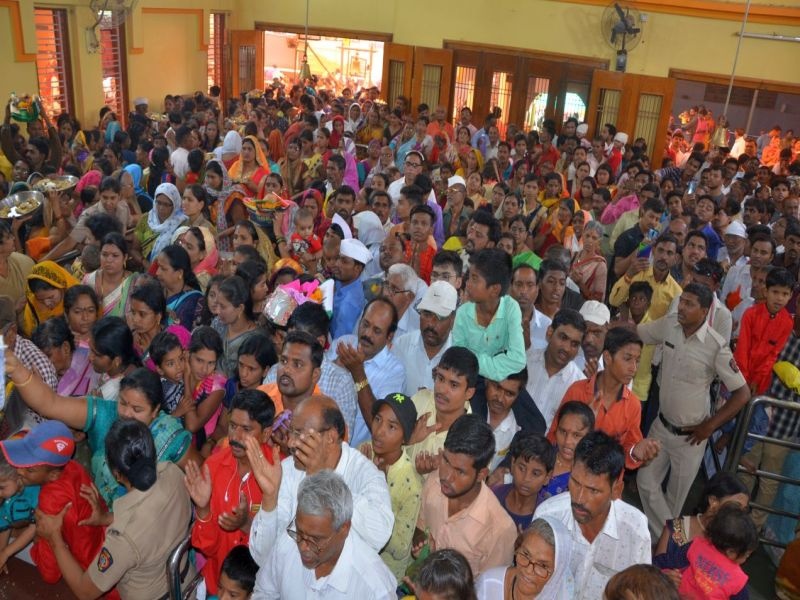 Thousands of devotees to pay their vow to Dhule | धुळ्यात नवस फेडण्यासाठी भाविकांची उसळली गर्दी