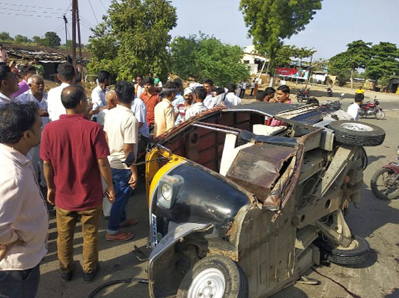 3 killed in apparel-canter crash near Kalmsare Phata | कळमसरे फाट्याजवळ अ‍ॅपेरिक्षा-कंटनेर अपघातात ३ ठार