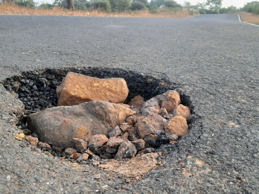 The pit near Dholewadi is becoming fatal | ढोलेवाडीजवळील खड्डा ठरतोय जीवघेणा