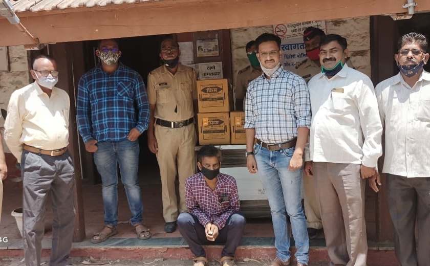 Police crackdown on illegal sale of liquor in Dindori | दिंडोरीत पोलिसांची अवैध दारू विक्रीविरुद्ध मोहीम