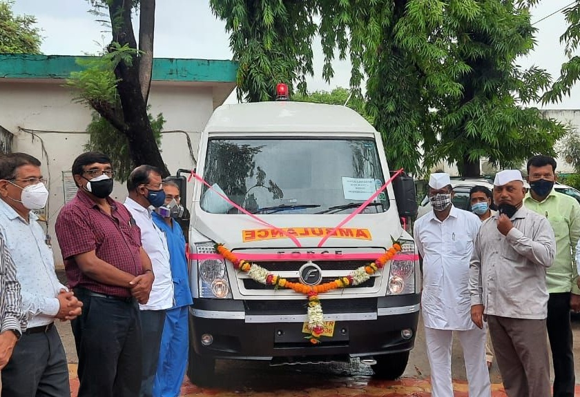 Dedication of ambulance at Dindori | दिंडोरीत रुग्णवाहिकेचे लोकार्पण