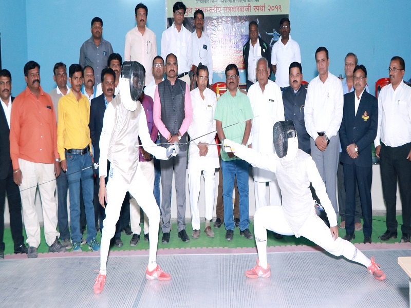 State level shootout competition Aurangabad, Latur won | राज्यस्तरीय तलवारबाजी स्पर्धेत औरंगाबाद, लातूर विजयी