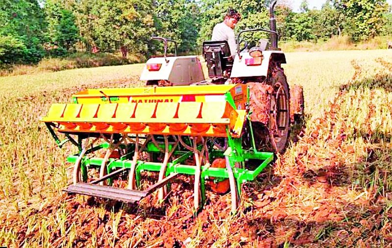 Sowing Rabi season by machine | यंत्राद्वारे रबी हंगाम पेरणी