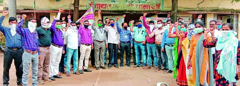 Demonstrations and protests of Panchayat Samiti employees at various places | ठिकठिकाणी पंचायत समिती कर्मचाऱ्यांची धरणे व निदर्शने