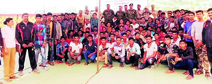 73 tribal students leave for Mumbai Marathon | मुंबई मॅरेथॉनसाठी ७३ आदिवासी विद्यार्थी रवाना