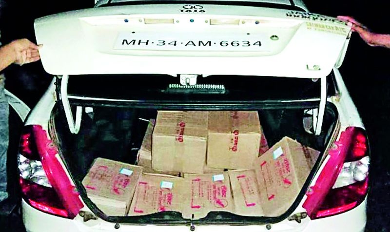 A smuggling vehicle seized | दारुची तस्करी करणारे वाहन जप्त