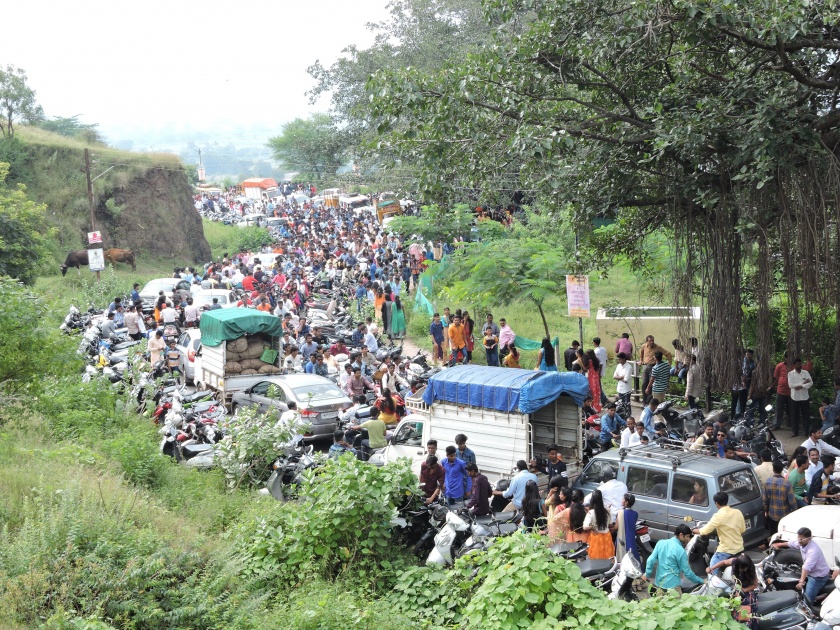 The first day of Diwali stuck in the traffic jam! | दिवाळीच्या पहिल्या दिवशी वाहतुकीच्या कोंडीत अडकले सातारकर !