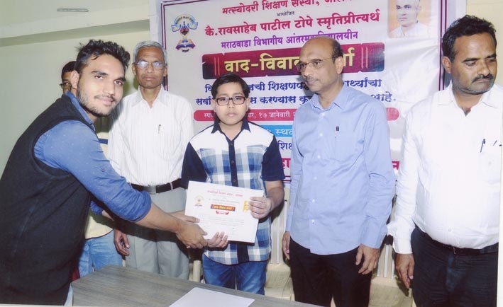 Nanded Yashwant College wins in the debate competition | वादविवाद स्पर्धेत नांदेडचे यशवंत महाविद्यालय विजेते