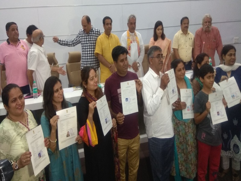 Indian citizenship given to Pakistani Sindhi: Certificate delivered | पाकिस्तानी सिंधींना मिळाले भारतीय नागरिकत्व : प्रमाणपत्राचे वाटप 