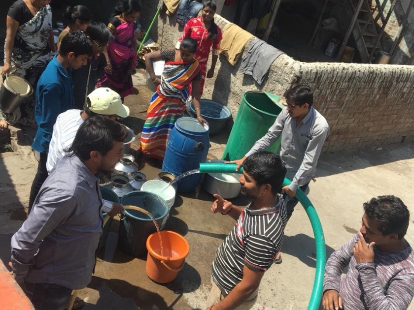 Free water supply to the villagers | ग्रामस्थांना युवकांनाकडून मोफत पाणीपुरवठा
