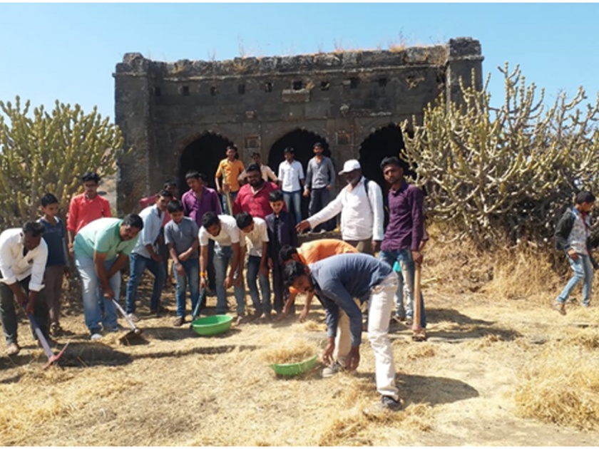 The youth of Rajderwadi made the fort clean | राजदेरवाडीला तरुणांनी केली किल्ल्याची स्वच्छता
