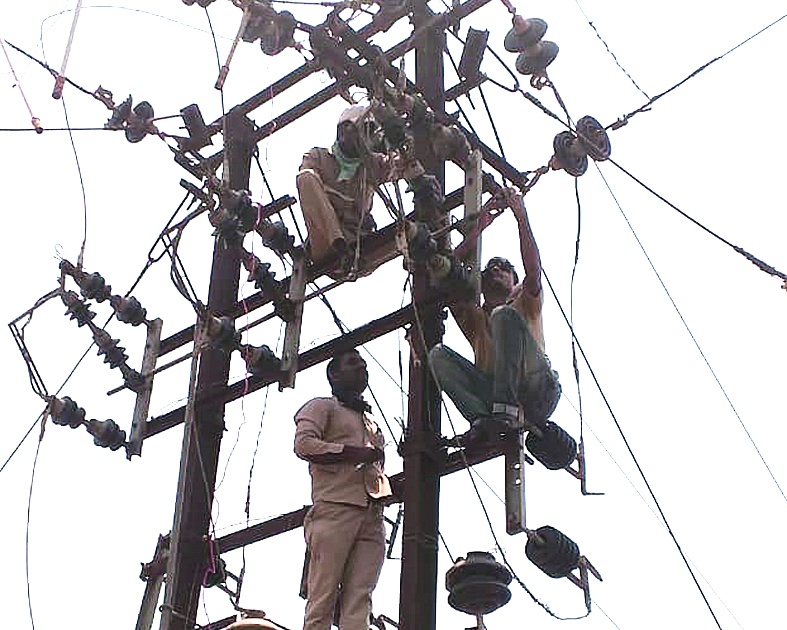 MSEDCL's 40,000 'Prakash Doots' working day and night for uninterrupted power supply | अखंडित वीजपुरवठ्यासाठी महावितरणचे राज्यात ४० हजार ‘प्रकाशदूत’